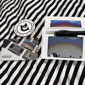 Ridge Gradient Card Holder with money strap